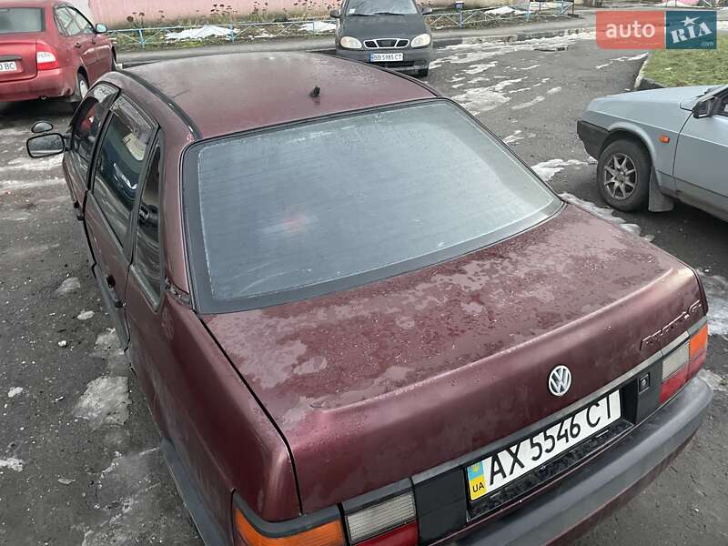 Седан Volkswagen Passat 1990 в Зміїві
