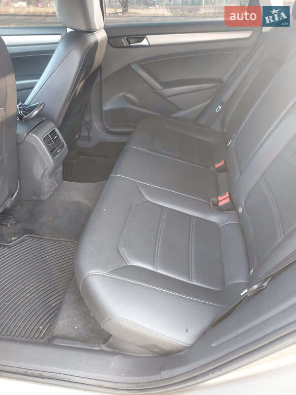 Седан Volkswagen Passat 2014 в Павлограді