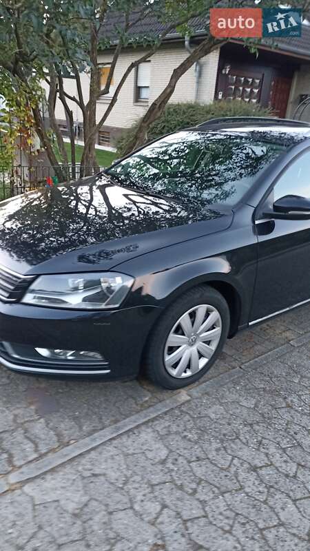 Універсал Volkswagen Passat 2013 в Житомирі