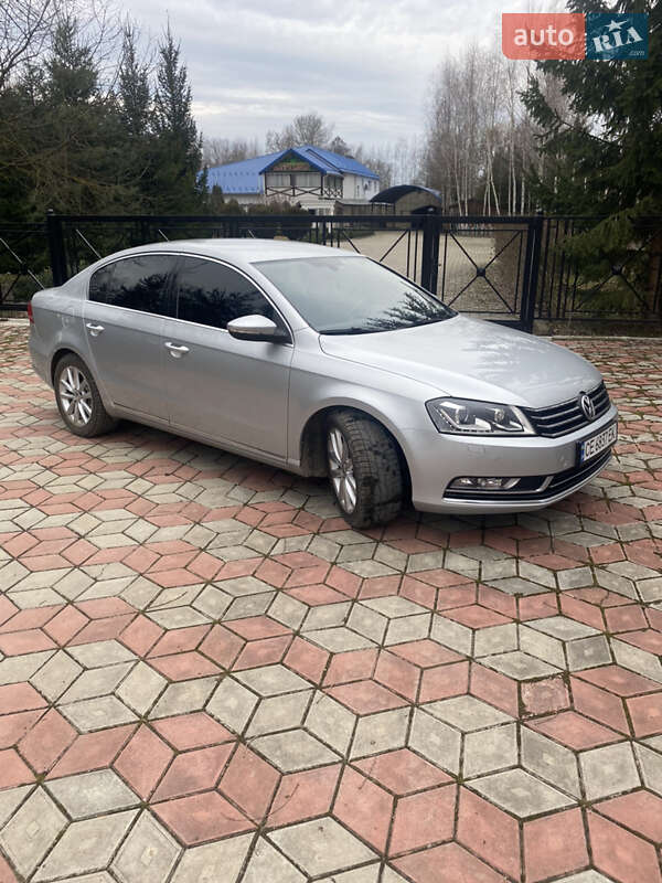 Седан Volkswagen Passat 2013 в Чернівцях