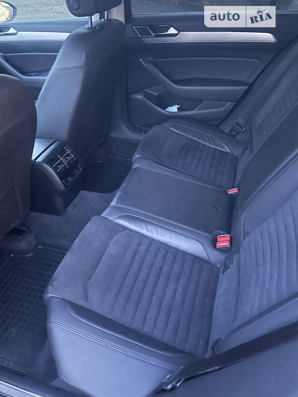 Седан Volkswagen Passat 2015 в Виноградові