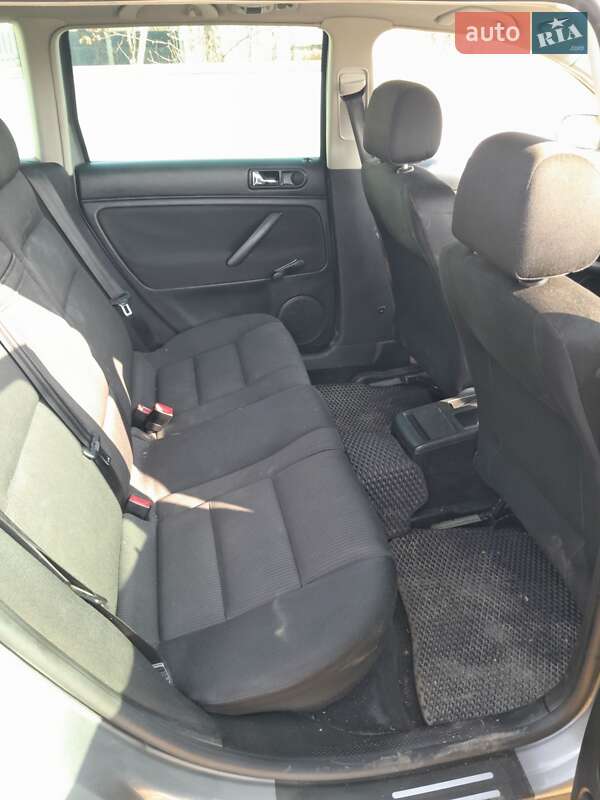 Универсал Volkswagen Passat 2003 в Хотине