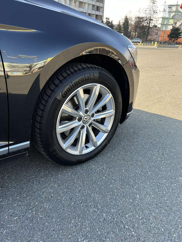 Седан Volkswagen Passat 2017 в Киеве