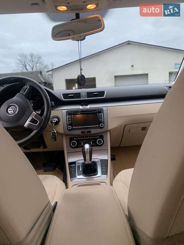 Седан Volkswagen Passat 2011 в Хусте