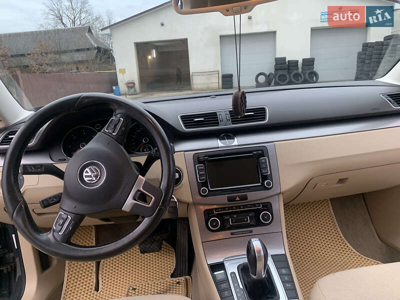 Седан Volkswagen Passat 2011 в Хусте