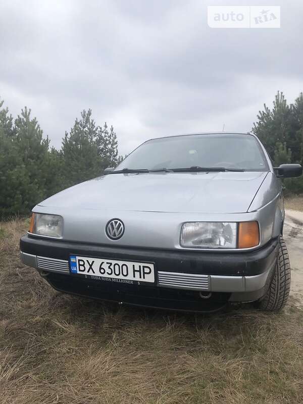 Седан Volkswagen Passat 1988 в Славуте