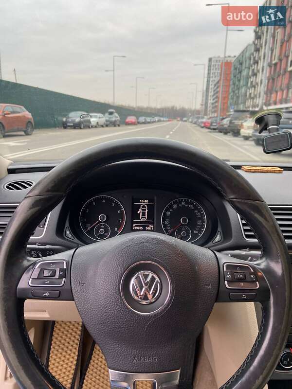 Седан Volkswagen Passat 2013 в Києві