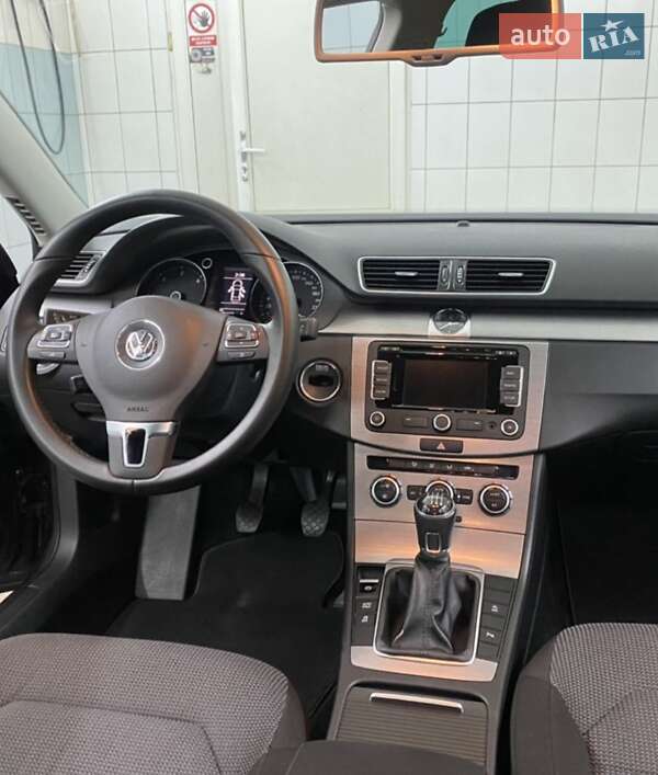 Седан Volkswagen Passat 2013 в Ровно