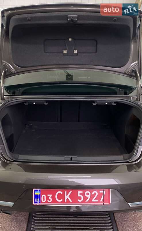 Седан Volkswagen Passat 2013 в Ровно