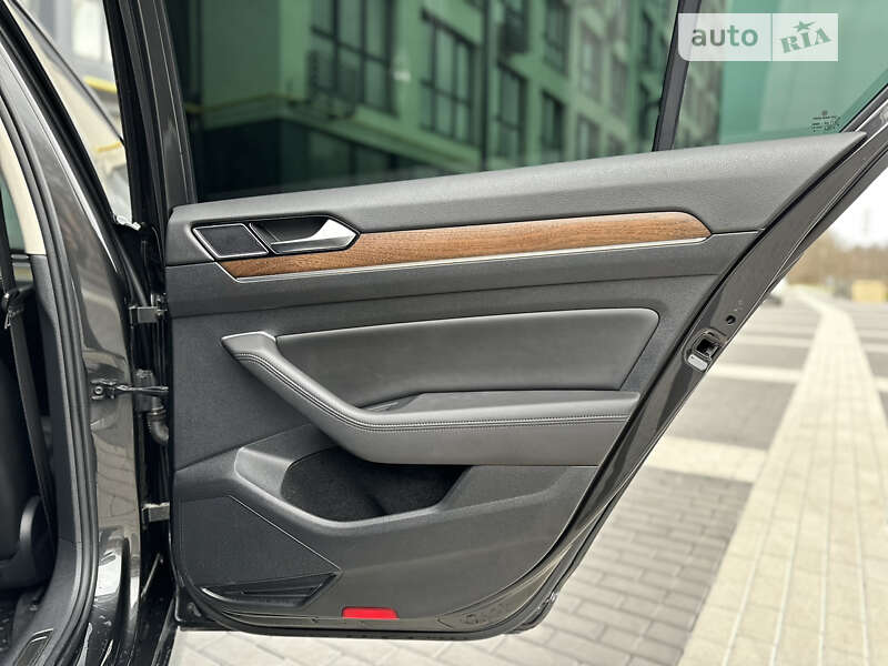 Седан Volkswagen Passat 2018 в Львове