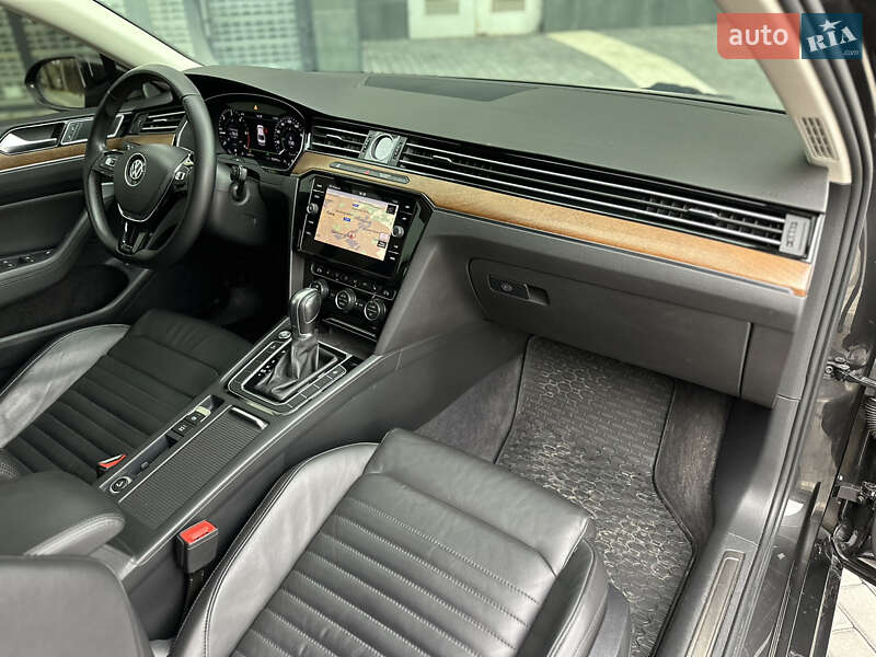 Седан Volkswagen Passat 2018 в Львове