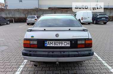 Седан Volkswagen Passat 1988 в Лугинах