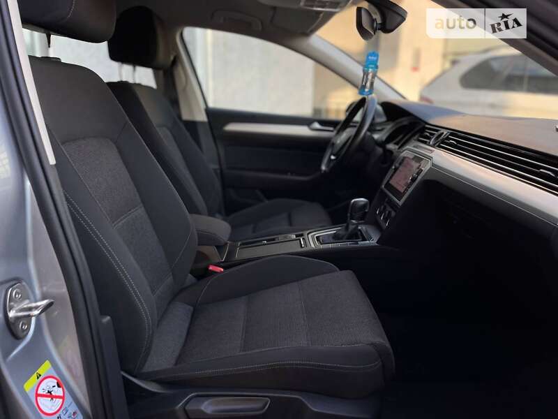 Седан Volkswagen Passat 2017 в Луцке