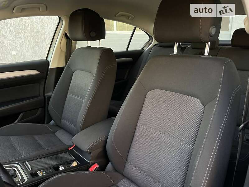 Седан Volkswagen Passat 2017 в Луцке