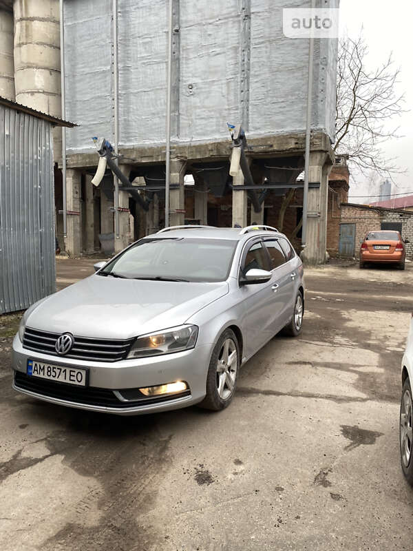 Універсал Volkswagen Passat 2011 в Житомирі