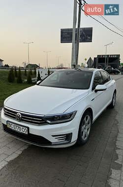 Седан Volkswagen Passat 2015 в Львове