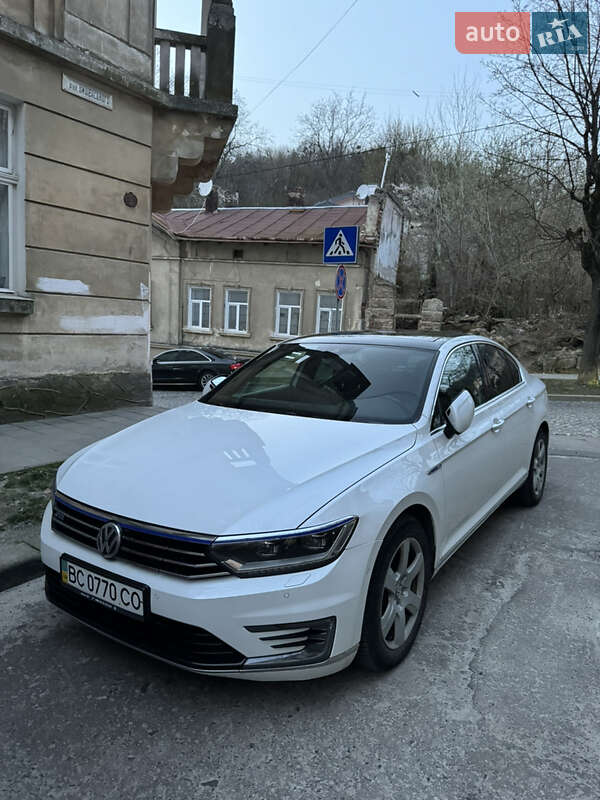 Седан Volkswagen Passat 2015 в Львове