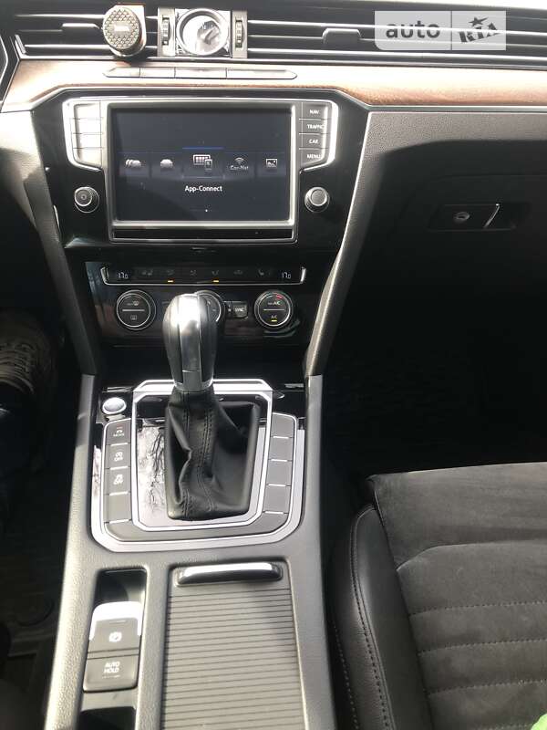 Седан Volkswagen Passat 2015 в Буче