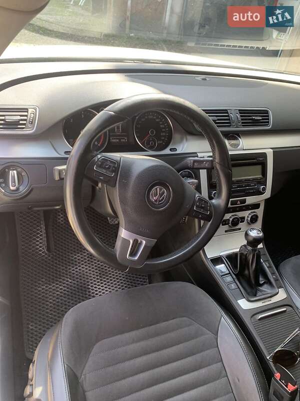 Седан Volkswagen Passat 2012 в Ивано-Франковске