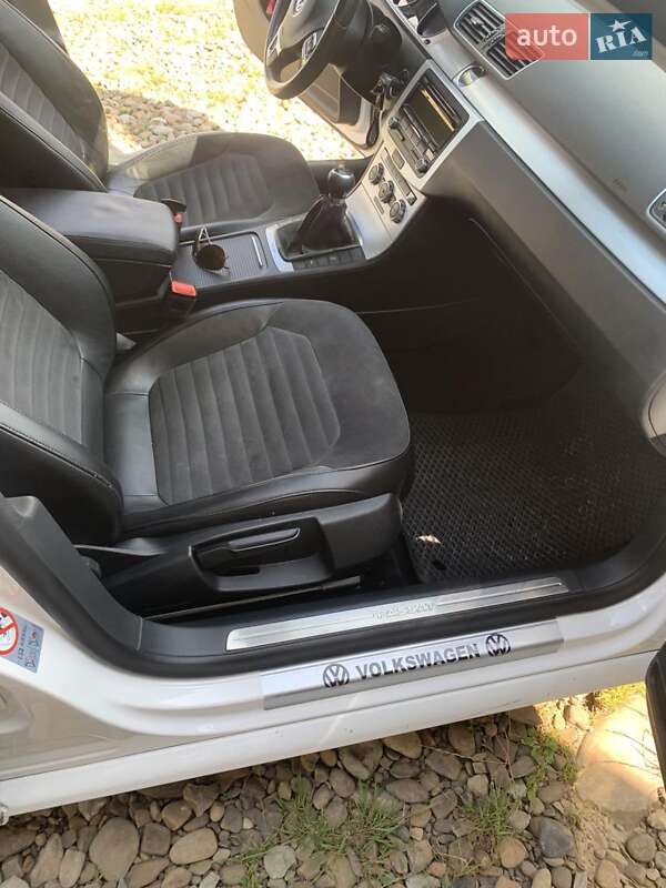 Седан Volkswagen Passat 2012 в Ивано-Франковске