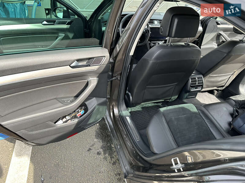 Седан Volkswagen Passat 2015 в Львове
