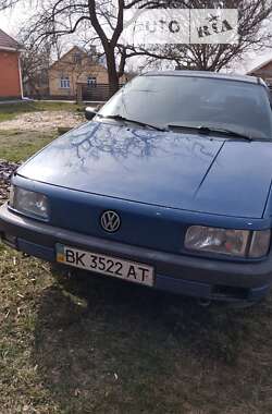 Седан Volkswagen Passat 1989 в Сарнах