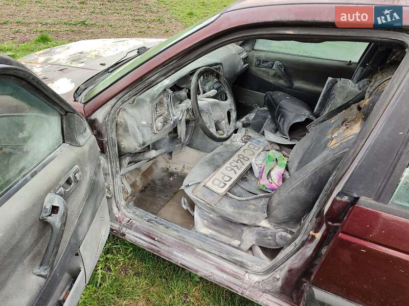 Седан Volkswagen Passat 1991 в Сокале