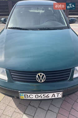 Седан Volkswagen Passat 1997 в Жовкве