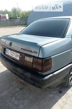Седан Volkswagen Passat 1988 в Бучачі