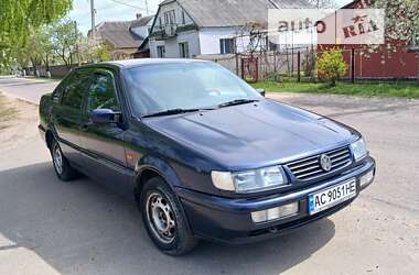 Седан Volkswagen Passat 1995 в Луцке