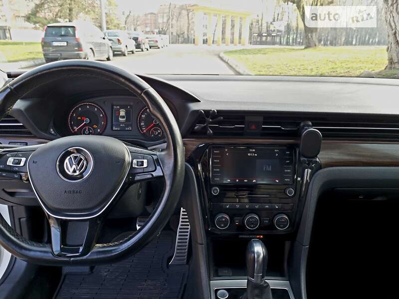 Седан Volkswagen Passat 2019 в Ивано-Франковске
