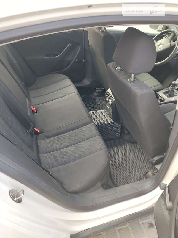 Седан Volkswagen Passat 2010 в Ровно