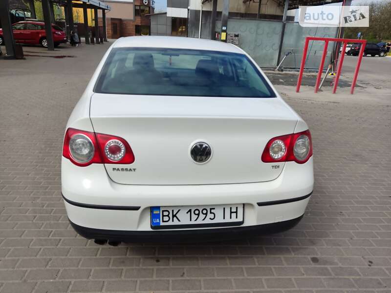 Седан Volkswagen Passat 2010 в Ровно