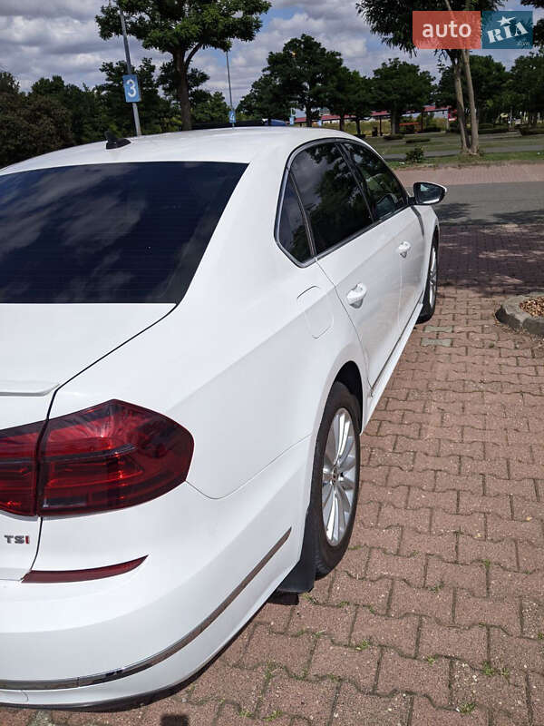 Седан Volkswagen Passat 2016 в Киеве