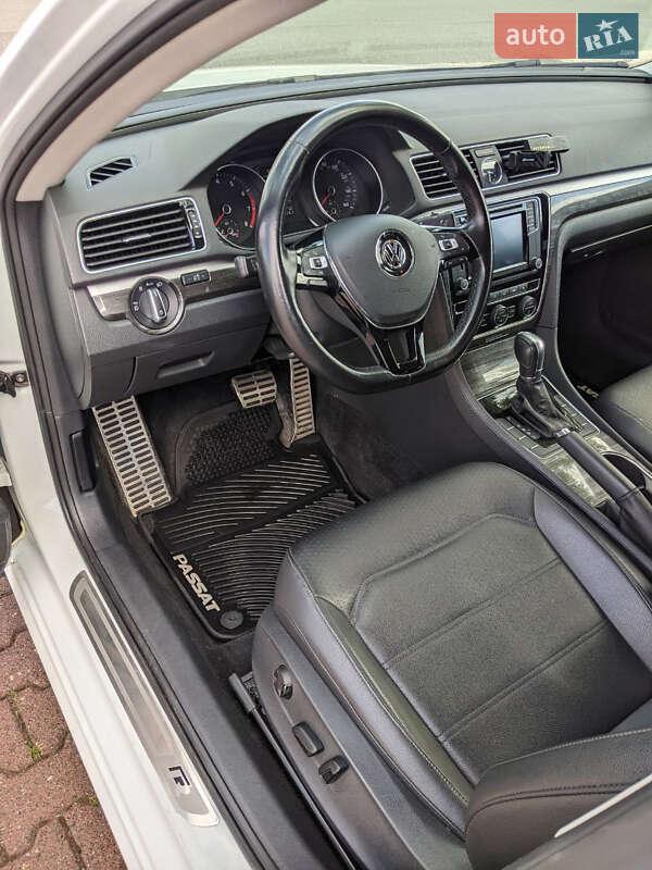 Седан Volkswagen Passat 2016 в Киеве