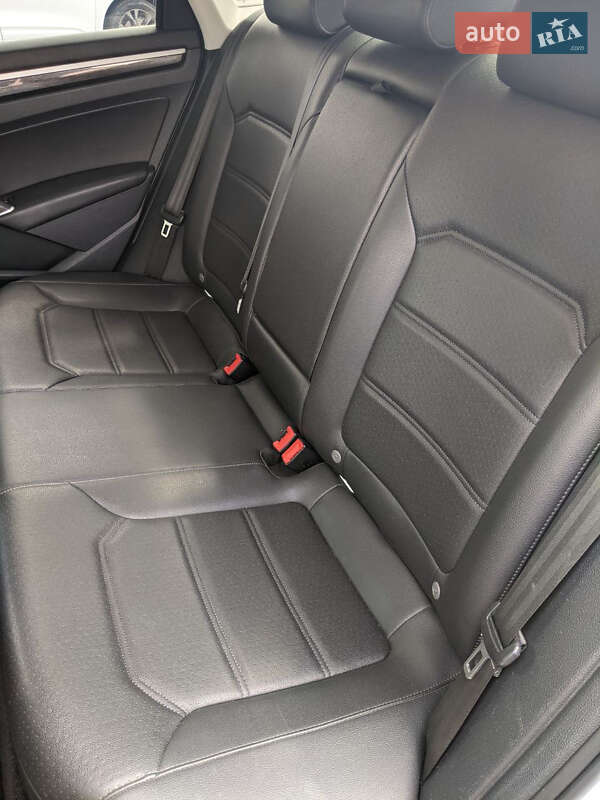 Седан Volkswagen Passat 2016 в Киеве