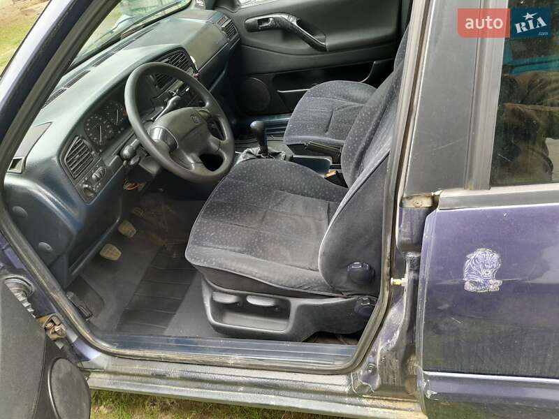 Седан Volkswagen Passat 1995 в Березному