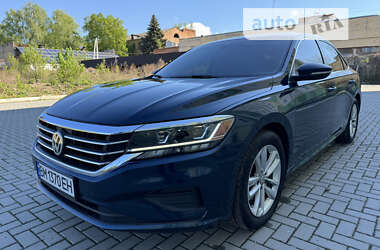 Седан Volkswagen Passat 2020 в Ромнах