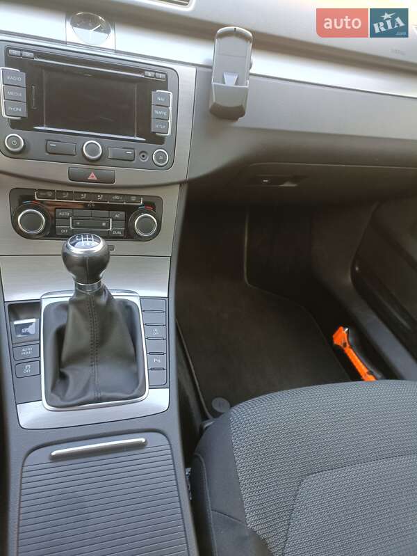 Універсал Volkswagen Passat 2010 в Чернівцях