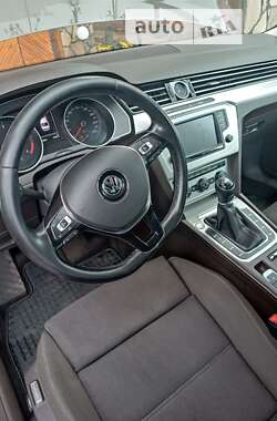 Седан Volkswagen Passat 2015 в Сваляве