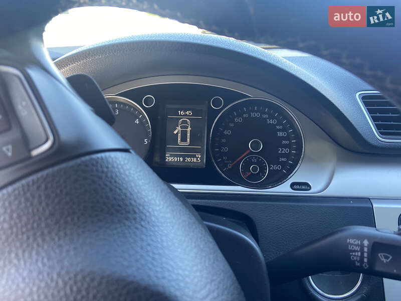 Универсал Volkswagen Passat 2012 в Нововолынске