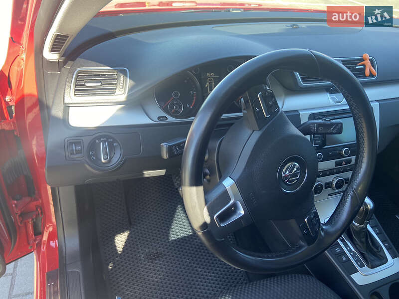 Универсал Volkswagen Passat 2012 в Нововолынске