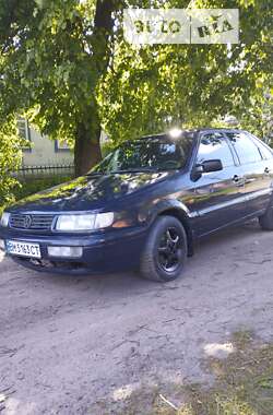 Седан Volkswagen Passat 1994 в Глухове