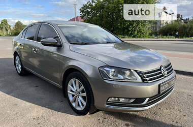 Седан Volkswagen Passat 2013 в Чернігові