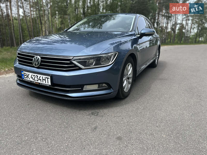Седан Volkswagen Passat 2014 в Дубровице