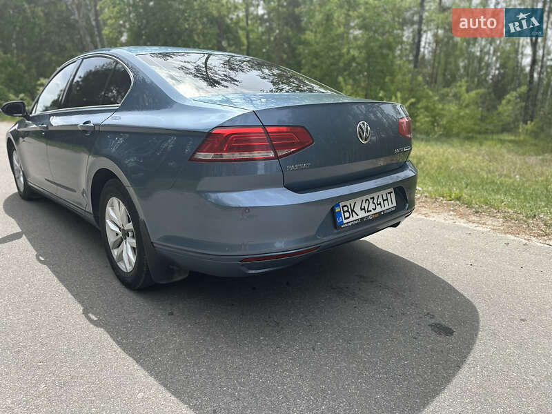 Седан Volkswagen Passat 2014 в Дубровице