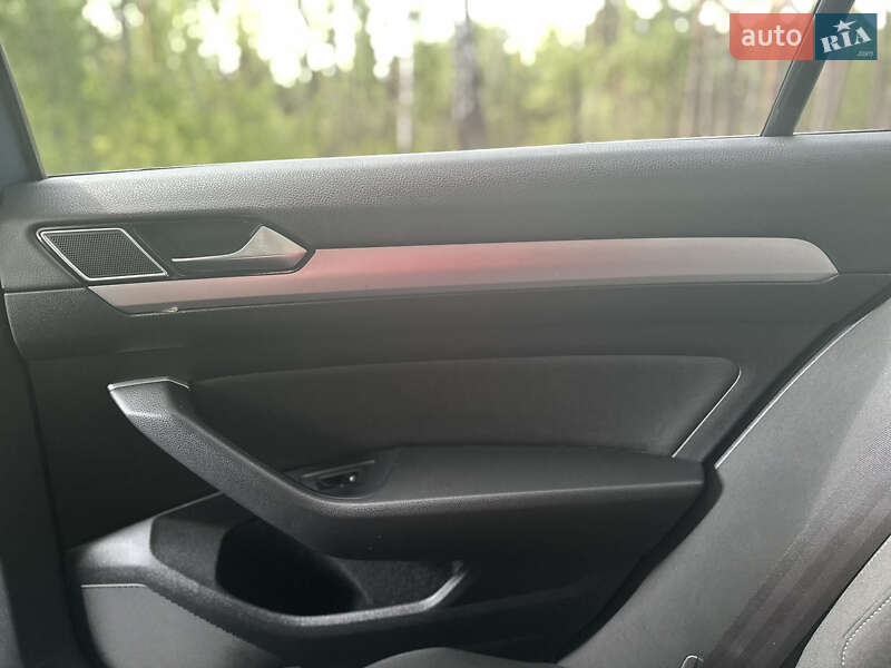 Седан Volkswagen Passat 2014 в Дубровице