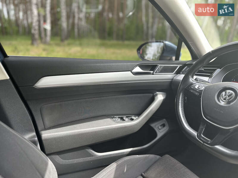 Седан Volkswagen Passat 2014 в Дубровице