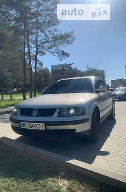 Седан Volkswagen Passat 2000 в Новояворівську