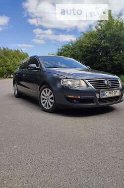 Седан Volkswagen Passat 2009 в Жовкві